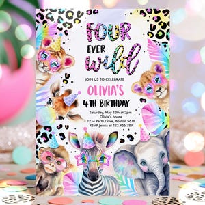 Peut inclure: Une carte d'invitation d'anniversaire rectangulaire avec une bordure imprimé léopard et des illustrations de tigre, girafe, singe, zèbre et éléphant portant des chapeaux de fête et des lunettes colorées. Le texte indique Four Ever Wild, Olivia's 4th Birthday.