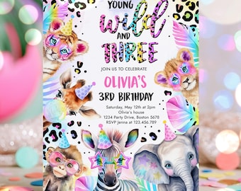 Op de afbeelding: Een verjaardagsuitnodigingskaart met de tekst Young Wild and Three, Olivia's 3rd Birthday en evenementdetails. Het ontwerp bevat aquarelillustraties van een tijger, giraffe, aap, zebra en olifant die feestmutsen en een bril dragen.