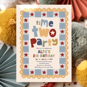 Puede incluir: Una tarjeta de invitación rectangular con un borde festoneado color canela y un marco a cuadros azules y blancos con estrellas rojas. El texto dice: time two party, Join us to celebrate ALFIE'S 2ND BIRTHDAY, Sat Aug 12 2PM, The White Oak Cottage, 125 Maple Lane, Charleston, SC 29401, RSVP Amy at 123-456-7890.