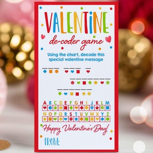 以下が含まれることがあります： カラフルなアルファベットチャートと解読するメッセージが書かれたバレンタインデーのデコーダーゲームカード。メッセージは「ハッピーバレンタインデー！」です。