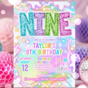 以下が含まれることがあります： キラキラした文字で「NINE」と書かれた、カラフルな誕生日招待状。テイラーの9歳の誕生日パーティーの招待状で、日付、時間、場所などの詳細が記載されています。ゲストは虹色の服を着ることが推奨されています。