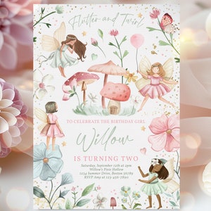 Może przedstawiać: Różowe i zielone zaproszenie na urodziny w stylu wróżek z tekstem "Flutter and Twirl" i "Willow is turning two". Zaproszenie zawiera akwarelowy rysunek wróżek, grzybów i kwiatów.