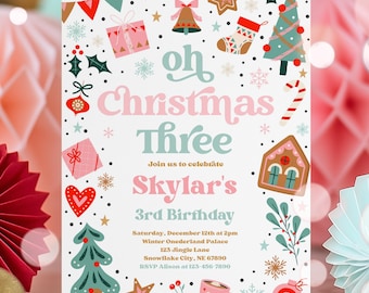 Puede incluir: Una invitación festiva para una fiesta de tercer cumpleaños con temática navideña. El diseño presenta el texto "Oh Christmas Three" y "Skylar's 3rd Birthday" con elementos decorativos como una casa de jengibre, un árbol de Navidad y copos de nieve. Incluye detalles del evento.