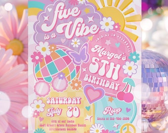 Peut inclure: Une invitation rose et jaune avec un arc-en-ciel, un soleil, une boule disco et un papillon. Le texte indique "Five Vibe is a" et "Margot's 5th Birthday".