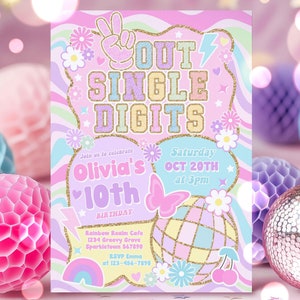 以下が含まれることがあります： 虹色の渦巻き模様の背景を持つピンクと紫の招待状。テキストには「Out Single Digits Olivia's 10th Birthday」と、ディスコボールと蝶のグラフィックが描かれています。招待状は、10月20日土曜日午後3時のパーティー用です。場所はRainbow Realm Cafe、1234 Groovy Grove、Sparkletown 567890です。Emmaに123-456-7890までご連絡ください。