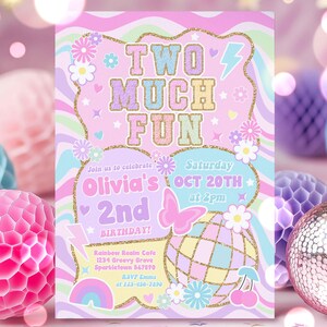 Może przedstawiać: Różowe i fioletowe zaproszenie z grafiką dyskotekowej kuli i motyla. Tekst brzmi "Two Much Fun" i "Olivia's 2nd Birthday!" z datą i godziną imprezy.
