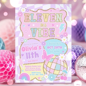 Könnte beinhalten: Eine pastellrosa und violette Geburtstagseinladung mit Glitzerakzenten. Die Einladung lautet "Eleven is a Vibe" und zeigt eine Discokugel, einen Schmetterling und Blumen. Sie ist für Olivias 11. Geburtstagsparty am 20. Oktober um 15 Uhr. Die Einladung enthält den Ort, Rainbow Realm Cafe, und RSVP-Informationen.