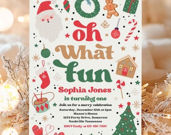 Peut inclure: Une invitation de fête sur le thème de Noël avec un schéma de couleurs rouge, blanc et vert. L'invitation représente une maison en pain d'épices, un sapin de Noël, une chaussette, une canne en sucre et un Père Noël. Le texte sur l'invitation est "Oh What Fun" et "Sophia Jones a un an".