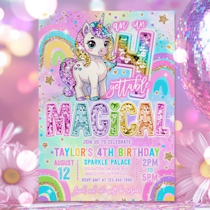 Puede incluir: Una colorida invitación de cumpleaños con un unicornio, arcoíris y la palabra "MAGICAL". La invitación incluye detalles para el 4º cumpleaños de Taylor, con fecha, hora y lugar. El diseño incorpora purpurina y colores pastel.