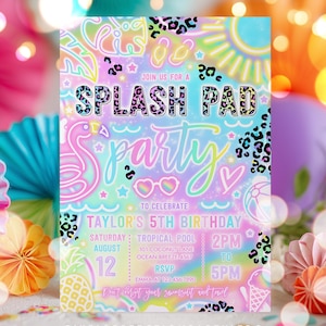 Puede incluir: Una invitación rectangular con un fondo degradado de colores neón que presenta estampados de leopardo, un flamenco, gafas de sol y un sol. El texto dice: JOIN US FOR A SPLASH PAD PARTY TO CELEBRATE TAYLOR'S 5TH BIRTHDAY SATURDAY AUGUST 12.