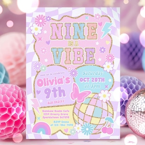 Puede incluir: Una invitación de cumpleaños rosa y morada con detalles de purpurina. La invitación dice "Nine is a Vibe" y presenta una bola de discoteca, mariposas y flores. Es para el cumpleaños número 9 de Olivia, el 20 de octubre a las 3 pm.