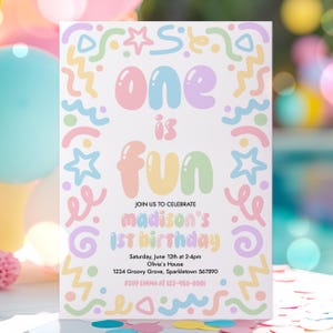 以下が含まれることがあります： パステルカラーの誕生日招待状で、「One is Fun」というテキストがバブルフォントで書かれています。招待状は、カラフルな星、渦巻き、幾何学模様で飾られています。また、「Join us to celebrate Madison's 1st birthday」というテキストと、パーティーの日時と場所も記載されています。
