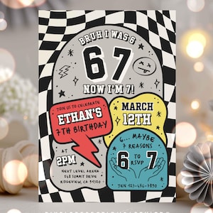 Może przedstawiać: Zaproszenie na przyjęcie urodzinowe z czarno-białym szachownicowym tłem. Zaproszenie zawiera tekst "Bruh I was 6, now I'm 7!" oraz szczegóły 7. urodzin Ethana, w tym datę, godzinę i miejsce.