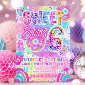 Op de afbeelding: Een kleurrijke uitnodiging voor een zesde verjaardagsfeest. Het ontwerp bevat de woorden "Sweet Sassy 6" met donut- en snoepafbeeldingen. De uitnodiging bevat evenementdetails zoals datum, tijd en locatie, met een regenboog- en glitterthema.