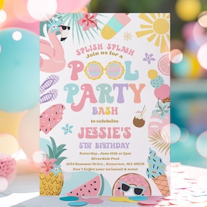 Puede incluir: Una invitación a una fiesta en la piscina en colores pastel con ilustraciones de flamenco, gafas de sol y helado. La invitación dice "Pool Party Bash" para celebrar el 5º cumpleaños de Jessie, con fecha, hora y lugar. También se incluye el texto "Splish Splash".