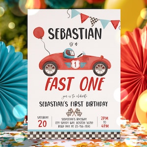 Puede incluir: Una tarjeta de invitación de cumpleaños con un coche de carreras rojo con el número 1, un globo rojo y banderas a cuadros. El texto dice: SEBASTIAN is a FAST ONE, SEBASTIAN'S FIRST BIRTHDAY, SATURDAY 20, 2PM TO 4PM, SEBASTIAN'S RACEWAY, 1234 SPEEDY WAY, BOSTON 56789, RSVP AMY AT 123-456-7890.