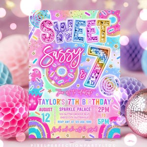 Puede incluir: Una colorida invitación de cumpleaños con las palabras "Sweet Sassy 7". La invitación, con un tema de arcoíris y donuts, incluye detalles para el 7º cumpleaños de Taylor. El diseño está decorado con dulces y estrellas.