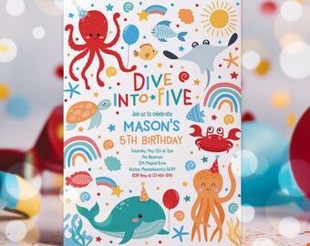 Puede incluir: Una invitación colorida para una fiesta de cumpleaños número 5 con temática náutica. La invitación presenta una ballena, un pulpo, un cangrejo, un pez y un arcoíris. El texto de la invitación dice "Dive into Five, Join us to celebrate Mason's 5th Birthday".