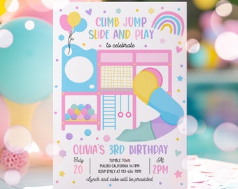 Puede incluir: Una invitación colorida para una fiesta de cumpleaños de un niño de 3 años. La invitación presenta una ilustración de dibujos animados de un patio de recreo con un tobogán, una escalera y una estructura de escalada. El texto de la invitación dice "Climb Jump Slide and Play to celebrate Olivia's 3rd Birthday" e incluye la fecha, la hora y la ubicación de la fiesta.