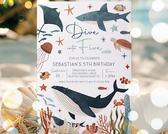 Op de afbeelding: Een witte uitnodigingskaart met een onderwaterthema in blauw en oranje. De tekst luidt "Dive into Five" en "Sebastian's 5th Birthday". De uitnodiging bevat details over de datum, tijd en locatie van het feest.