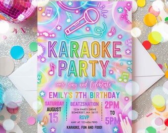 Könnte beinhalten: Eine farbenfrohe Einladung zu einer Karaoke-Party zur Feier von Emilys 7. Geburtstag. Die Einladung zeigt einen Regenbogen-Batik-Hintergrund mit einem Mikrofon, Noten und Sternen. Der Text lautet "Karaoke Party" in Regenbogenfarben und "Komm zum Singen und Feiern von Emilys 7. Geburtstag". Die Einladung enthält auch das Datum, die Uhrzeit und den Ort der Party.