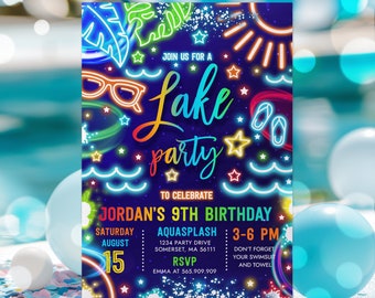 Puede incluir: Una invitación a una fiesta en el lago para celebrar el 9º cumpleaños de Jordan. La invitación es de color azul neón y arcoíris y presenta un sol, gafas de sol, chanclas y olas. El texto dice "Únete a nosotros para una fiesta en el lago para celebrar el 9º cumpleaños de Jordan. Sábado, 15 de agosto. Aquasplash 1234 Party Drive Somerset, MA 56111 3-6 PM. No olvides tu traje de baño y tu toalla. RSVP Emma al 565.909.909."