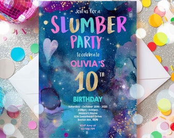 Könnte beinhalten: Eine blaue und violette Galaxie-Motto-Schlafparty-Einladung mit goldenen Glitzer-Akzenten. Die Einladung lautet "Schließen Sie sich uns zu einer Schlafparty an, um Olivias 10. Geburtstag zu feiern". Sie enthält Datum, Uhrzeit, Adresse und RSVP-Informationen.