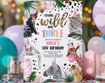 Puede incluir: Una invitación colorida para una fiesta de cumpleaños número 3 con temática de la jungla. La invitación presenta una cebra, una jirafa, un elefante, un mono y un tigre. El texto de la invitación dice: "Young Wild and Three, Join us to celebrate Khloe's 3rd Birthday, Saturday, May 12th at 2pm, Khloe's house, 1234 Party Drive, Boston 5678, RSVP Jenna at 123.456.789".