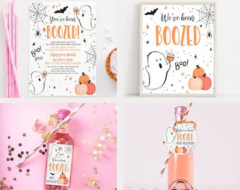 Könnte beinhalten: Druckbare Halloween-Partyschilder und Geschenkanhänger mit einem Geist, der ein Weinglas hält, und dem Text "You've been Boozed!" und "We've been Boozed!" Die Schilder sind mit schwarzen Spinnweben, Sternen und Kürbissen verziert.