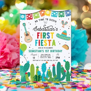 Op de afbeelding: Een kleurrijke uitnodiging voor een eerste verjaardagsfeest met een fiesta-thema. De uitnodiging toont een gitaar, een sombrero, maracas en een taco. De tekst op de uitnodiging luidt "No time to siesta it's Sebastian's First Fiesta".