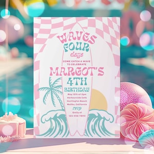 以下が含まれることがあります： ピンクと白の市松模様のサーフボードに「Waves Four Days」と「Margot's 4th Birthday」の文字が書かれています。招待状には、日付、時間、場所、RSVPの情報が記載されています。