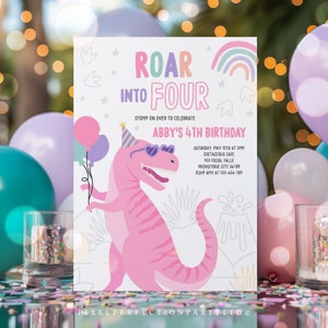 Op de afbeelding: Een roze dinosaurus met een zonnebril en een feestmuts houdt ballonnen vast. De uitnodiging luidt "Roar into Four" en is voor Abby's 4e verjaardag. Het feest is op 12 mei om 14:00 uur in het Cretaceous Cafe.
