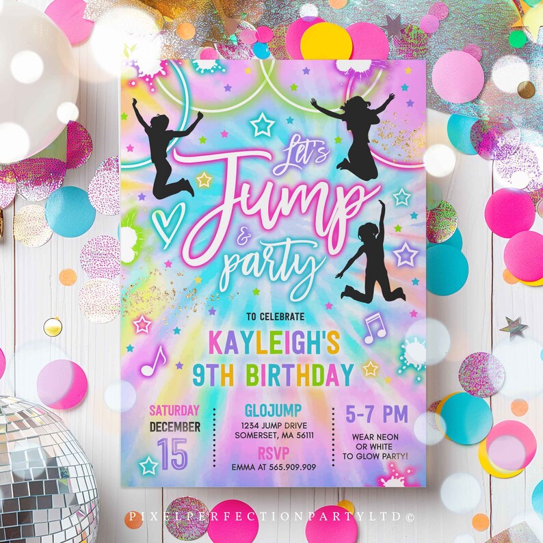 Puede incluir: Una invitaci&oacute;n colorida para una fiesta de cumplea&ntilde;os n&uacute;mero 9 con un fondo tie-dye y el texto "Let's Jump & Party" en rosa y blanco. La invitaci&oacute;n incluye el nombre "Kayleigh's" y la fecha "15 de diciembre".