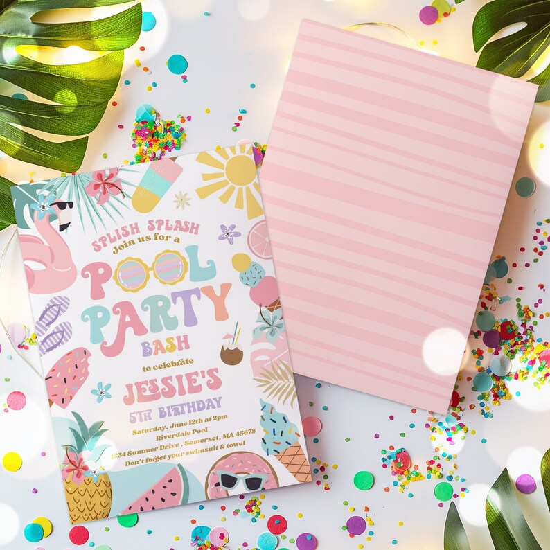 Puede incluir: Una colorida invitaci&oacute;n a una fiesta en la piscina con un flamenco, helado y un sol. El texto de la invitaci&oacute;n dice "Splish Splash Join us for a Pool Party Bash to celebrate Jessie's 5th Birthday". Tambi&eacute;n hay una tarjeta a rayas rosas.