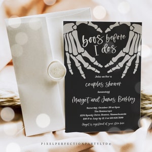 Op de afbeelding: Zwart-witte uitnodiging met een skelet-hand-hart-afbeelding. De tekst luidt "Boo's Before I Do's" en bevat details voor een bruidsdouche voor koppels ter ere van Margot en James Berkley.