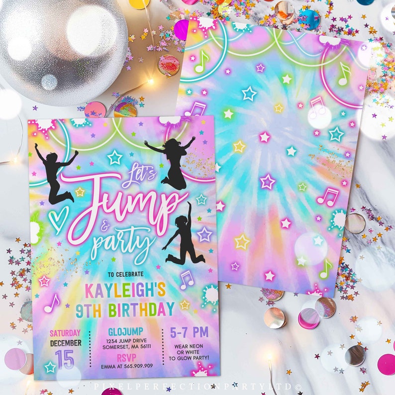 Puede incluir: Una invitaci&oacute;n colorida para una fiesta de cumplea&ntilde;os n&uacute;mero 9 con un fondo tie-dye y estrellas. La invitaci&oacute;n dice "Let's Jump & Party" para celebrar el cumplea&ntilde;os n&uacute;mero 9 de Kayleigh. La fiesta es en GloJump el s&aacute;bado 15 de diciembre de 5 a 7 PM. Se les pide a los invitados que usen ne&oacute;n o blanco para la fiesta de ne&oacute;n.