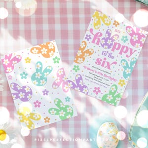 K&ouml;nnte beinhalten: Eine pastellrosa und wei&szlig;e Einladung mit einem Hasen-Design. Die Einladung lautet "So Hoppy to be Six" und enth&auml;lt Details zu Willows 6. Geburtstagsparty.