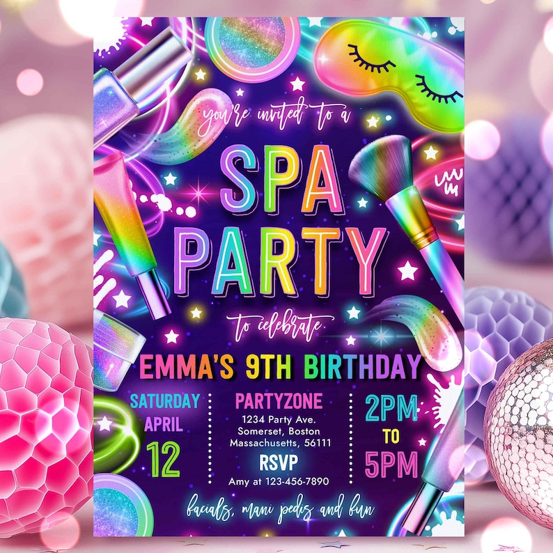 Puede incluir: Una invitaci&oacute;n a una fiesta de spa en color morado ne&oacute;n para celebrar el 9&ordm; cumplea&ntilde;os de Emma. La invitaci&oacute;n presenta un dise&ntilde;o de arco&iacute;ris con pinceles de maquillaje, esmalte de u&ntilde;as y una m&aacute;scara para dormir. El texto dice "Est&aacute;s invitado a una FIESTA DE SPA para celebrar el 9&ordm; cumplea&ntilde;os de Emma. S&aacute;bado, 12 de abril, 2 PM a 5 PM. Partyzone 1234 Party Ave. Somerset, Boston, Massachusetts, 56111. RSVP Amy al 123-456-7890. Faciales, manicura y pedicura y diversi&oacute;n."
