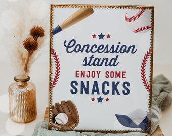 Könnte beinhalten: Ein weißes Schild mit goldenem Rahmen und rot-weiß-blauen Baseball-Grafiken. Das Schild lautet "Concession stand Enjoy some Snacks".