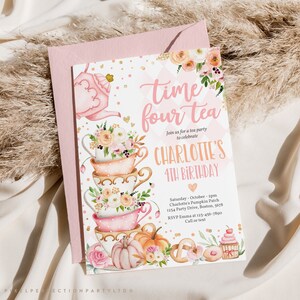 K&ouml;nnte beinhalten: Eine rosafarbene und goldene Einladung zu einer Teeparty mit einem Stapel Teetassen, einer Teekanne und einem K&uuml;rbis. Die Einladung lautet "time four tea" und "Charlotte's 4th Birthday".