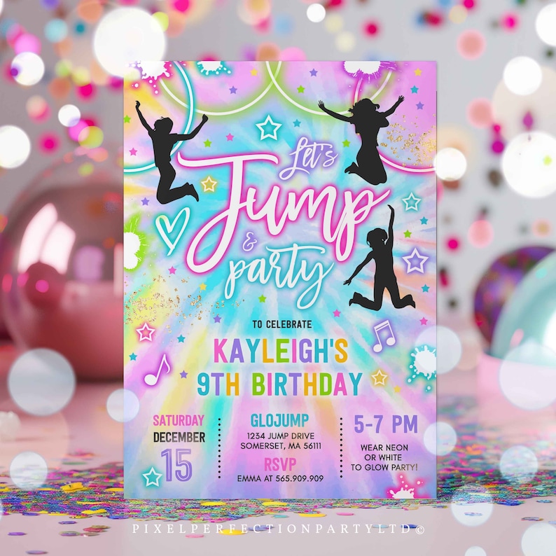 Puede incluir: Una invitaci&oacute;n colorida para una fiesta de cumplea&ntilde;os n&uacute;mero 9 con un fondo tie-dye y el texto "Let's Jump & Party" en rosa y azul. La invitaci&oacute;n incluye el nombre "Kayleigh's 9th Birthday", la fecha "S&aacute;bado 15 de diciembre", la hora "5-7 PM" y la ubicaci&oacute;n "Glojump, 1234 Jump Drive, Somerset, MA 56111". La invitaci&oacute;n tambi&eacute;n incluye el texto "RSVP Emma al 565.909.909" y "&iexcl;Usa ne&oacute;n o blanco para la fiesta de ne&oacute;n!"