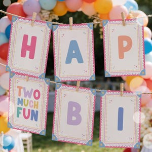 Puede incluir: Un conjunto de tarjetas rectangulares para pancartas de fiesta colgadas de una cuerda con pinzas de madera. Las tarjetas presentan un borde decorativo con estrellas y el texto HAP, TWO MUCH FUN, B e I en varios colores pastel sobre fondo blanco.