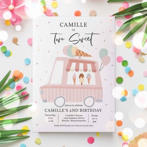 Może przedstawiać: R&oacute;żowo-biały w&oacute;z z lodami z pasem nad drzwiami i lodami w oknach. Tekst "Camille is Two Sweet" znajduje się na g&oacute;rze zaproszenia. Zaproszenie na 2. urodziny Camille.