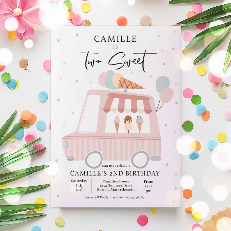 Może przedstawiać: R&oacute;żowo-biały w&oacute;z z lodami z pasem nad drzwiami i lodami w oknach. Tekst "Camille is Two Sweet" znajduje się na g&oacute;rze zaproszenia. Zaproszenie na 2. urodziny Camille.