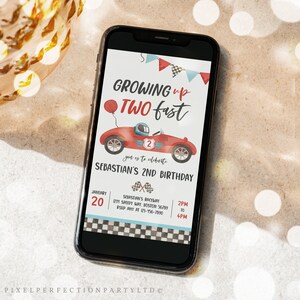 K&ouml;nnte beinhalten: Eine rote und wei&szlig;e Geburtstagseinladung f&uuml;r einen 2. Geburtstag. Die Einladung zeigt ein rotes Rennauto mit einer karierten Flagge und dem Text "Growing up two fast". Die Einladung enth&auml;lt auch das Datum, die Uhrzeit und den Ort der Party.