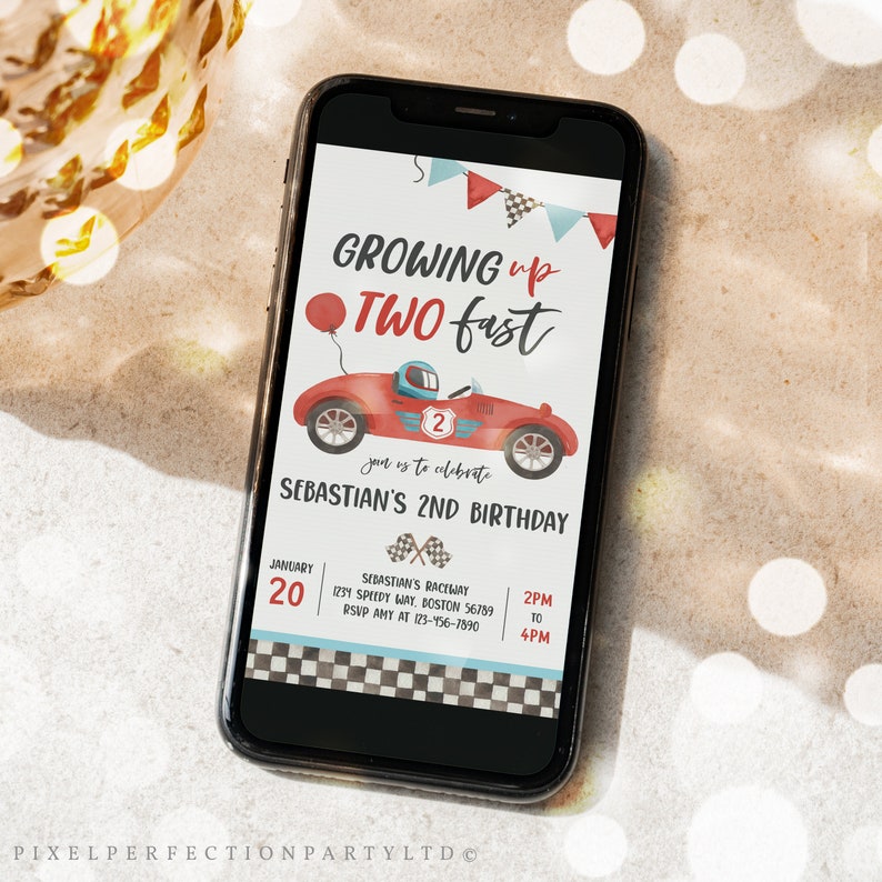K&ouml;nnte beinhalten: Eine rote und wei&szlig;e Geburtstagseinladung f&uuml;r einen 2. Geburtstag. Die Einladung zeigt ein rotes Rennauto mit einer karierten Flagge und dem Text "Growing up two fast". Die Einladung enth&auml;lt auch das Datum, die Uhrzeit und den Ort der Party.