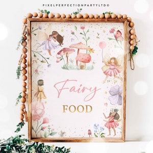 Könnte beinhalten: Ein rosa-goldenes Schild mit dem Text "Fairy Food" umgeben von Illustrationen von Feen, Pilzen und Blumen.