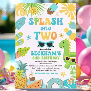 Puede incluir: Una colorida invitación para una fiesta de segundo cumpleaños con temática de verano. El texto dice "Splash into Two" y "2º cumpleaños de Beckham". El diseño incluye ilustraciones de gafas de sol, helados y un dinosaurio.