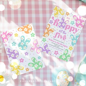 K&ouml;nnte beinhalten: Zwei farbenfrohe Geburtstagseinladungen mit einem Hasen- und Blumenmotiv. Eine Einladung lautet "so hoppy to be five" und enth&auml;lt Party-Details. Die andere Einladung zeigt ein Muster aus Hasenformen und Blumen. Die Einladungen liegen auf einer rosa-wei&szlig; karierten Oberfl&auml;che.