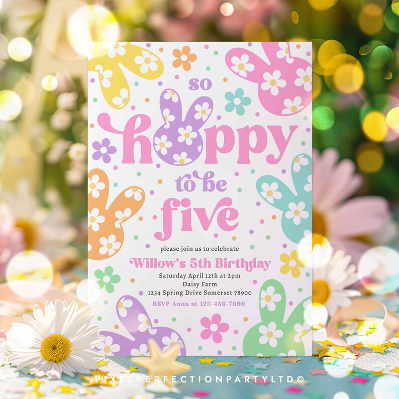 K&ouml;nnte beinhalten: Eine Geburtstagseinladung mit pastellfarbenen Hasenformen und G&auml;nsebl&uuml;mchen-Mustern. Der Text lautet "so hoppy to be five". Die Einladung enth&auml;lt Datum, Uhrzeit und Ort der Geburtstagsfeier.